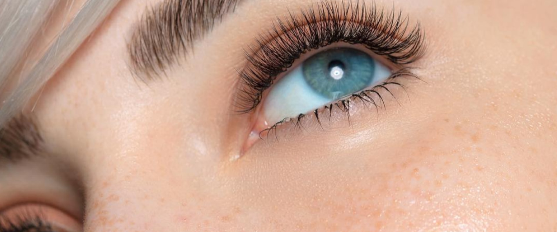Do eyelashes stop growing with age?